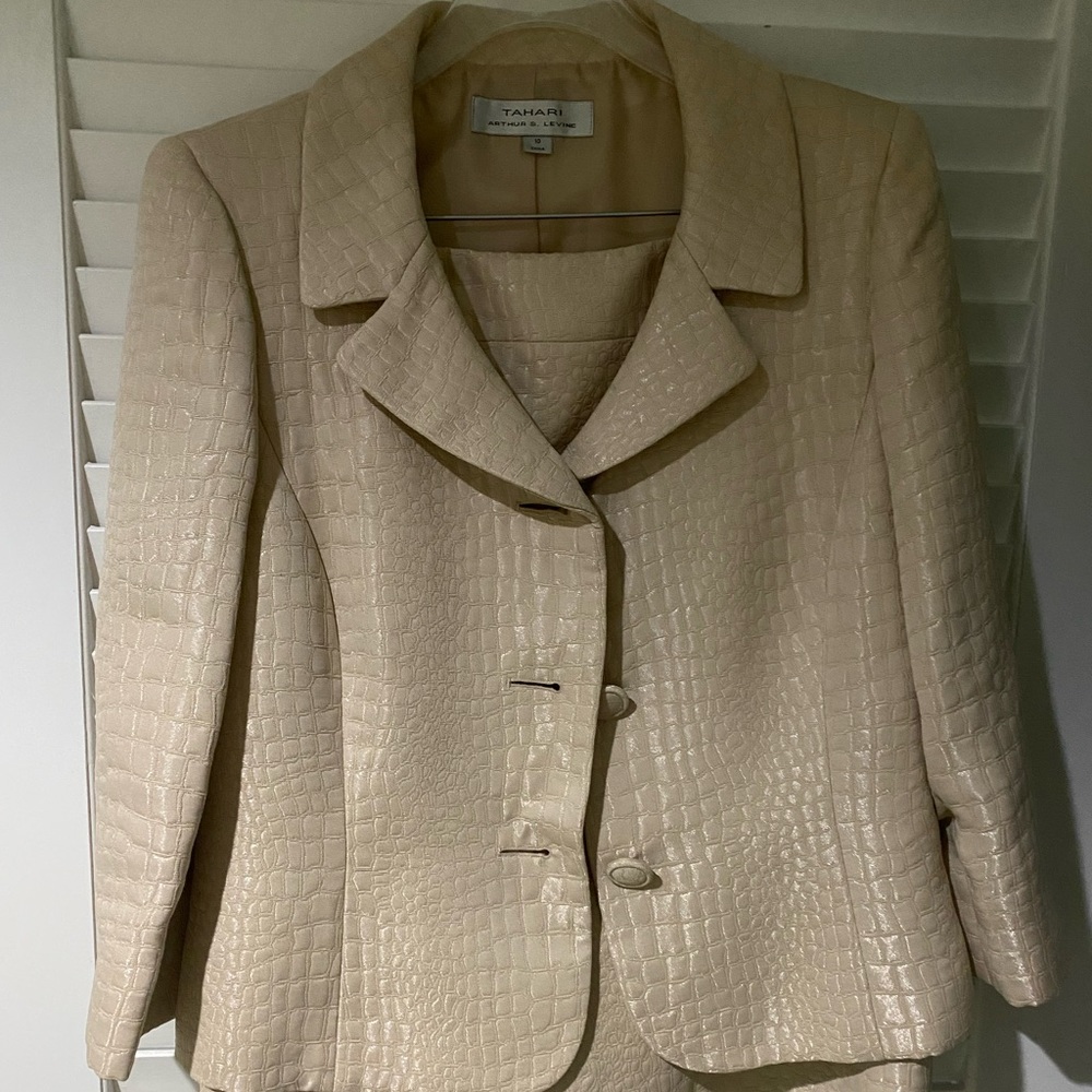Tahari beige embossed skirt suit